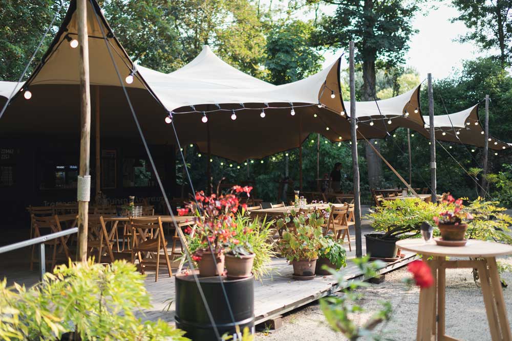 Tuin-Perenhof-met-stretchtent-trompenburg